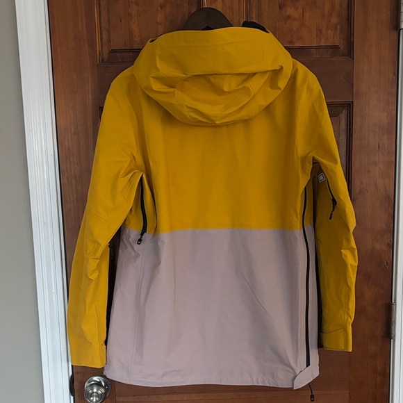 Burton Women's [ak] Kimmy Gore 2L Jacket - Goldenrod/Shadow Pink - Picture 2 of 12
